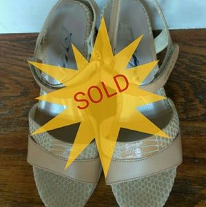 🌺NWOT🌺 DKNY Leather Sandal